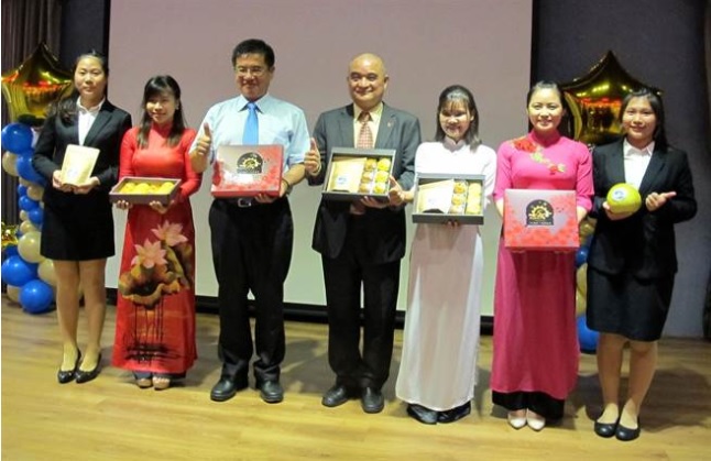 國立高雄應用科技大學21日發表有異國風味的月餅，校長楊慶煜、觀光系主任吳志康（左三、四）和越南籍學生一起展示。